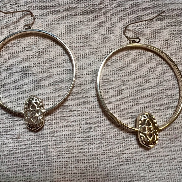 Kendra Scott- Elora Elegant Gold Hoop Earrings with Crystal Accent - Picture 4 of 6